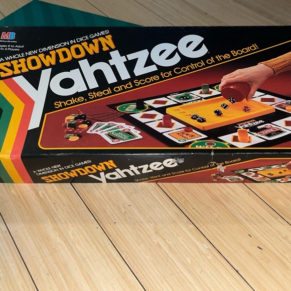 Yahtzee Showdown Board Game Missing Shaker Cup, Yellow Center, & 6 Black Dice - Picture 7 of 7